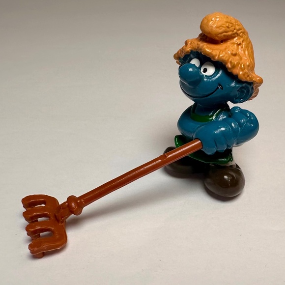 Vintage Farmer Smurf Figurine Rake Straw Hat 1982 Schleich Peyo Hong Kong - Picture 4 of 5